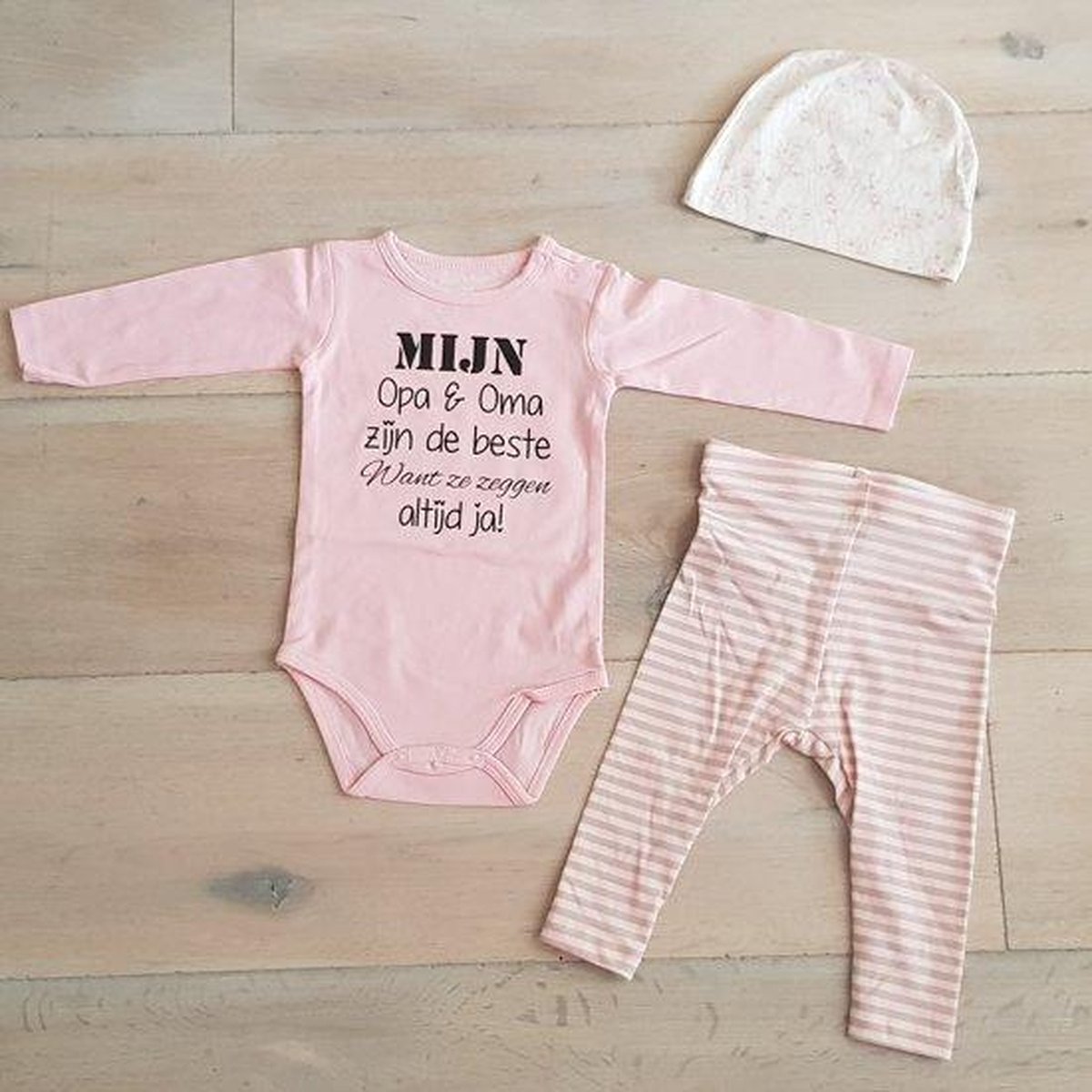 Baby Meisjes Setje 3-delig newborn | maat 62-68 | roze mutsje beertje roze broekje streep en roze romper lange mouw met tekst zwart mijn opa en oma zijn de beste want ze zeggen altijd ja