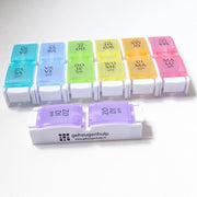 GROTE Kleurrijke Medicijndoos of Pillendoos voor een week met handige drukknoppen en 2 vakjes per dag. Dagen zijn los te koppelen om ze handig mee te kunnen nemen.