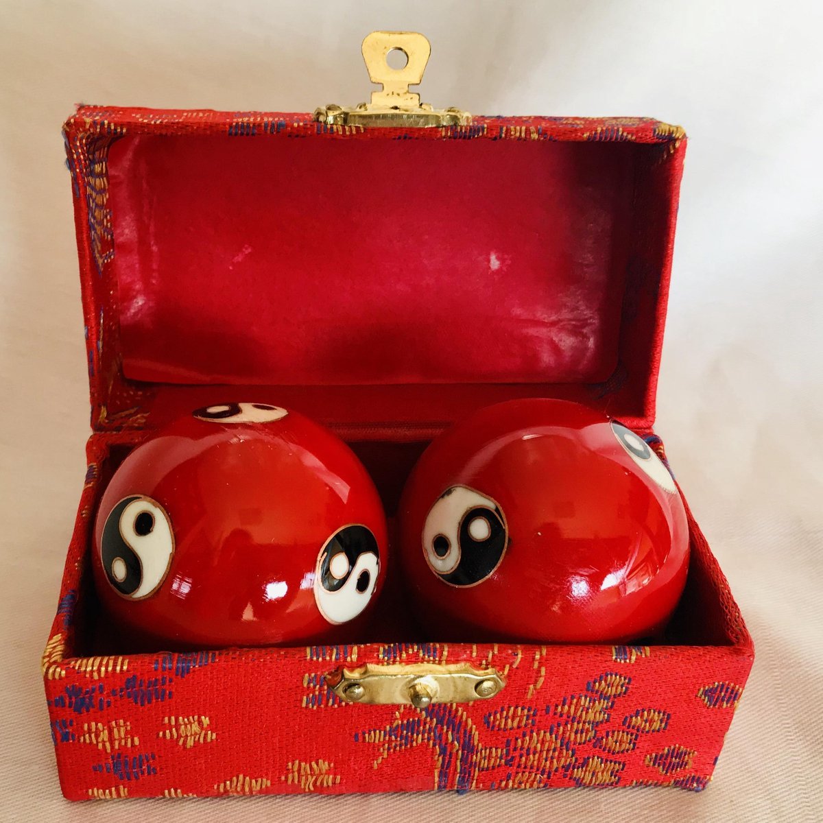 Meridiaankogels met rode Yin Yang motief 4.5cm van cloisonne (een techniek van emailleren)