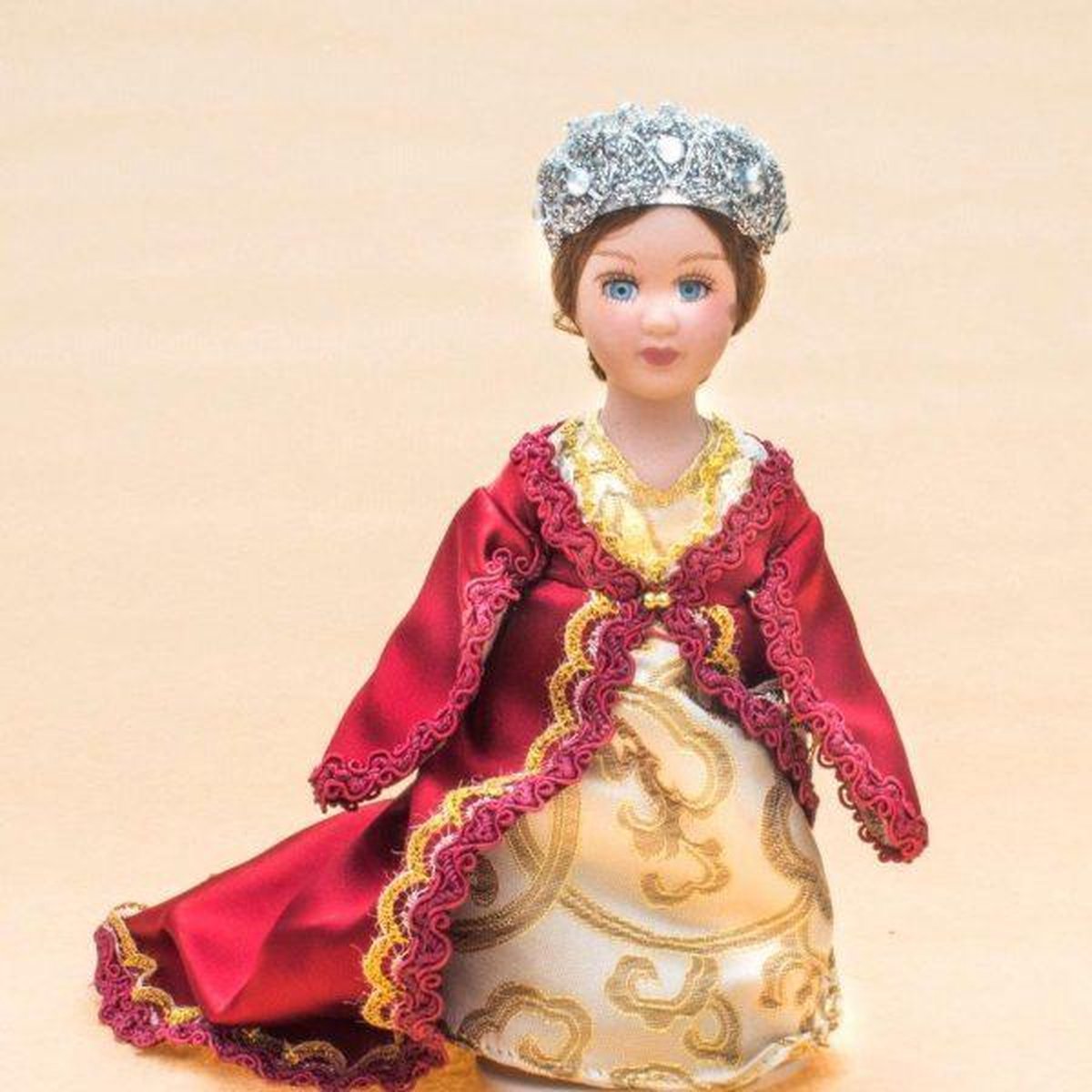 Koninklijke Porseleinen pop aleksandra fédernova ramonova - porselein - stiften - koningin - prinses - prinsessen - koning - atlas
