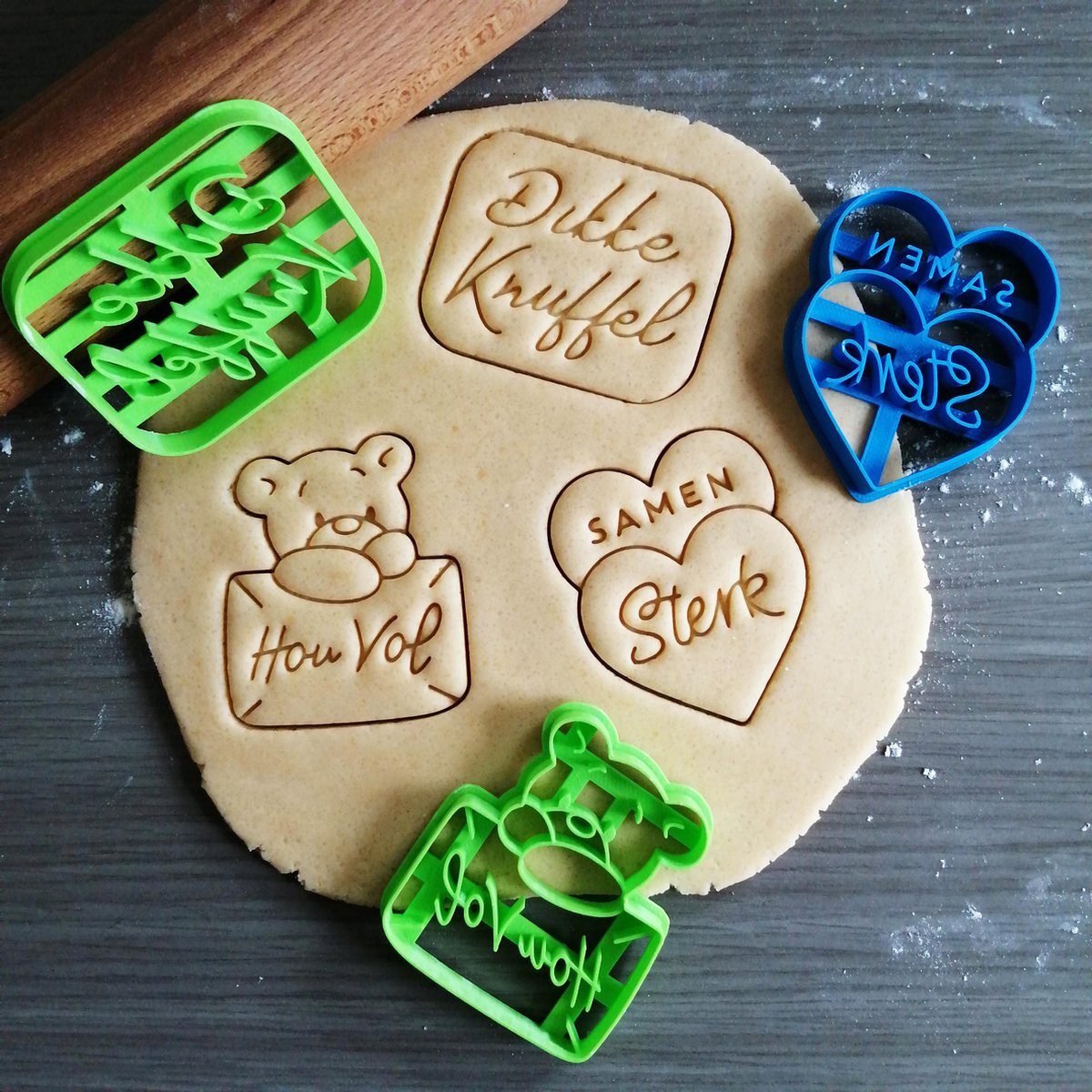 Koekjesvorm | 3-delige set | Hart Onder de Riem - Steun | Hou Vol - Dikke Knuffel - Samen Sterk | Cookie cutter | Uitsteekvorm | Bakvorm | 8cm