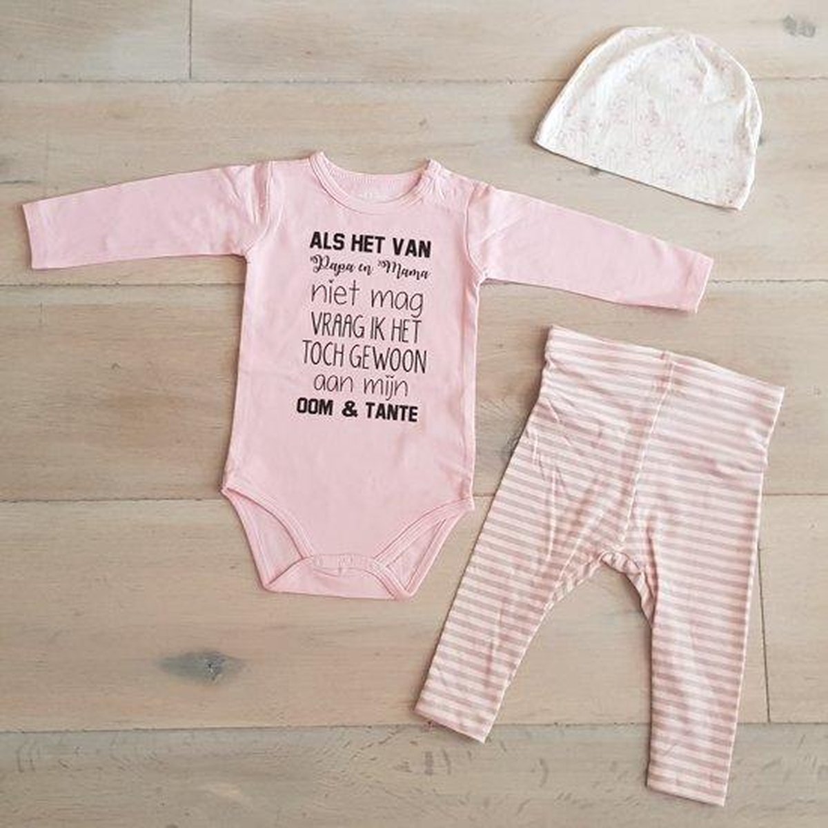 Baby geboorte cadeau Meisje Setje newborn | maat 62-68 | roze mutsje beertje roze broekje streep en roze romper lange mouw met tekst zwart Als het van papa en mama niet mag vraag ik het toch gewoon aan mijn oom en tante | Huispakje | Kraamkado