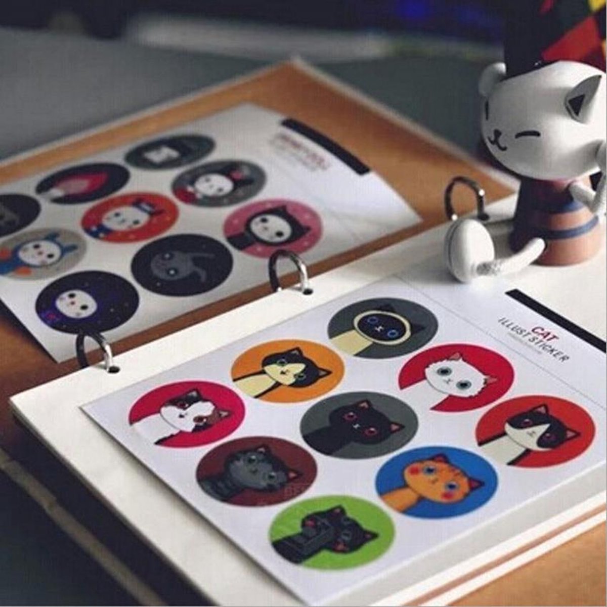 Illustratie stickers met Kat / Poes - 18 verschillende decoratie stickers - diameter 4 cm