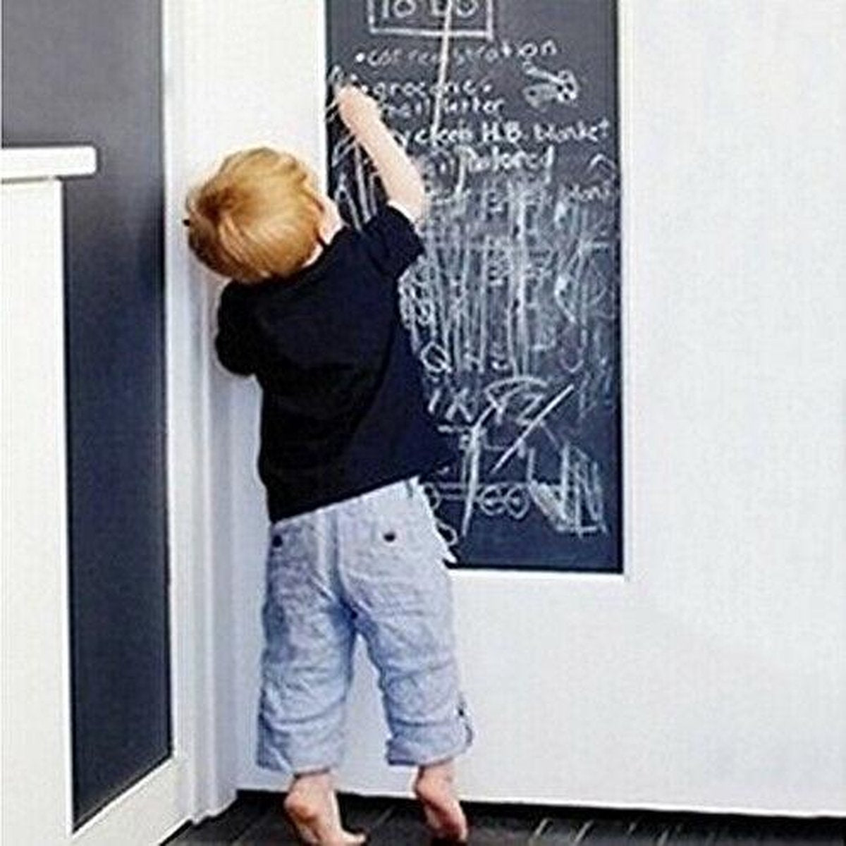 Doodadeals® | Krijtbordfolie | Krijtfolie | Krijtbord Sticker | Schoolbord Sticker | Schoolbord Folie | Schoolbordfolie | Krijtbord Folie Zelfklevend | 45 x 200 cm | Zwart | Met 5 Krijtjes