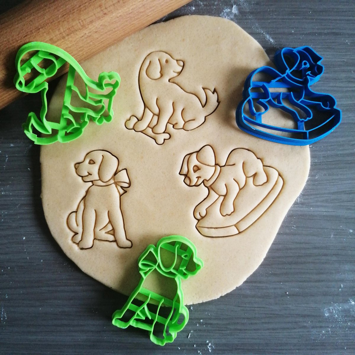 Koekjesvorm | 3-delige set | Honden - Puppy - Labrador - Retriever | Hond met Strik - Hond op Kussen - Hond met Beentje  | Cookie cutter | Uitsteekvorm | Bakvorm | 8cm