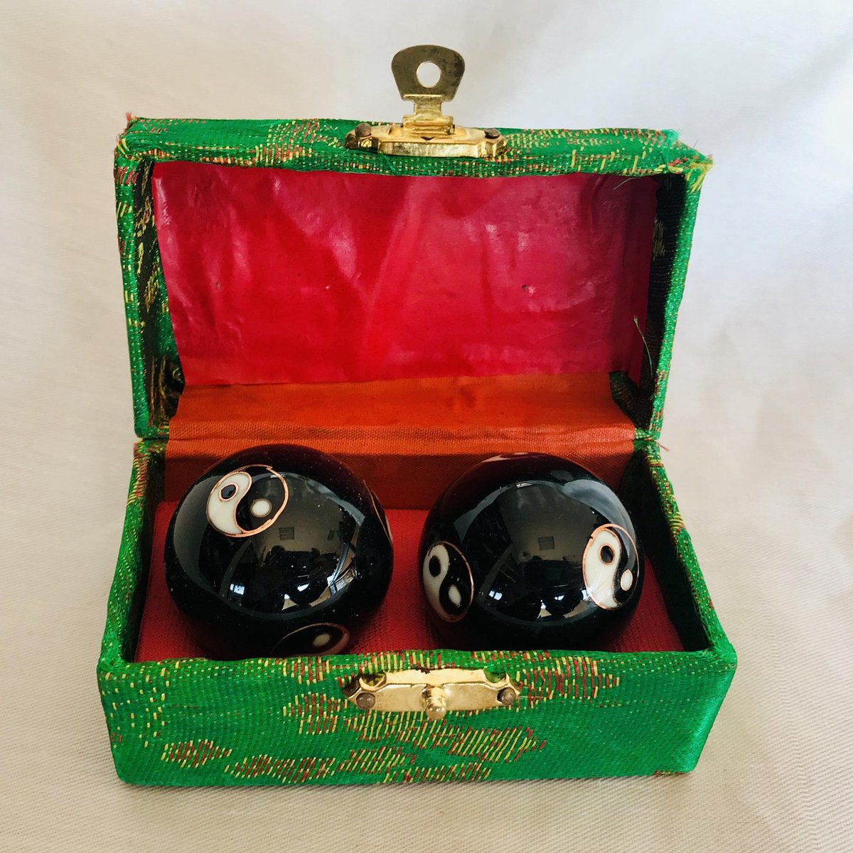 Meridiaankogels met zwarte Yin Yang motief 3.5cm van cloisonne (een techniek van emailleren)