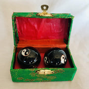 Meridiaankogels met zwarte Yin Yang motief 3.5cm van cloisonne (een techniek van emailleren)