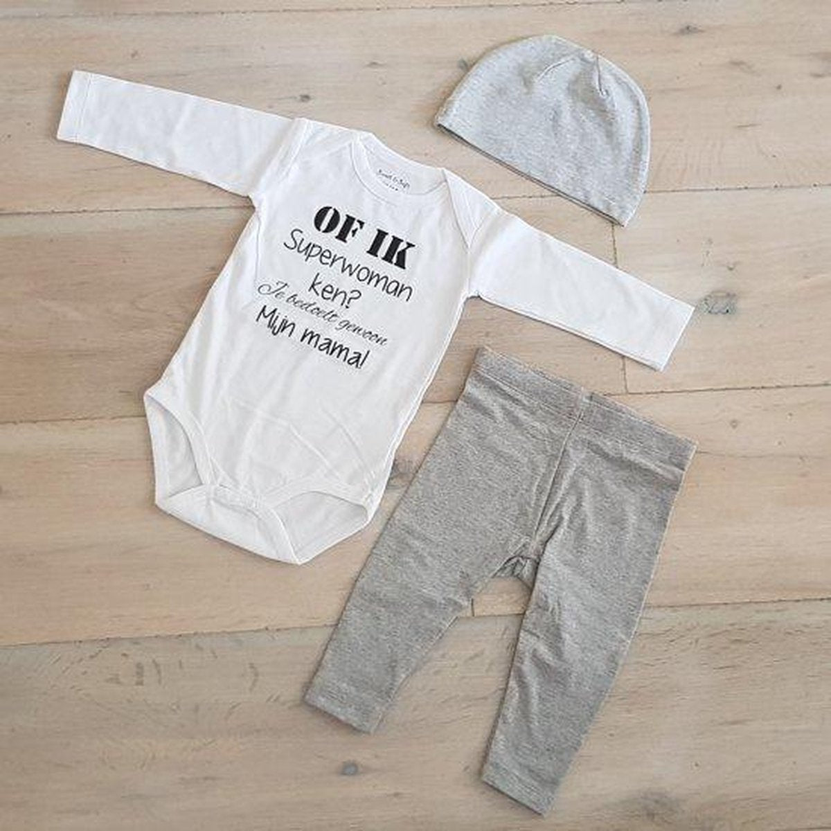 Baby cadeau geboorte unisex jongen of Meisje Setje 3-delig newborn | maat 50-56 | grijs mutsje en broekje en romper lange mouw wit met zwarte tekst of ik superwoman ken je bedoelt gewoon mijn mama | Bodysuit | pakje | Kraamcadeau | Gift Set