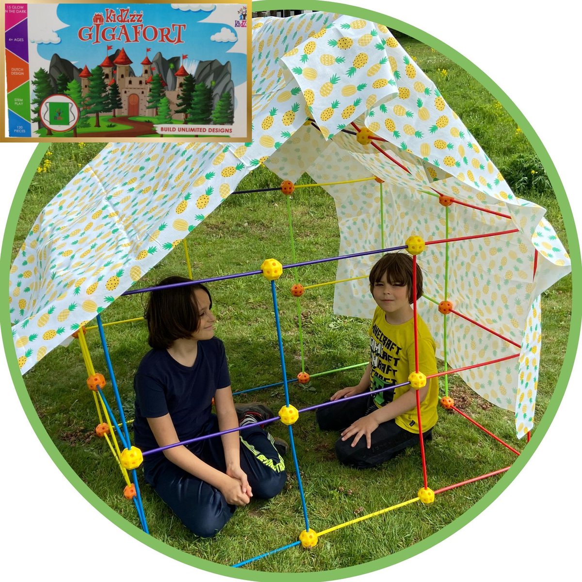 KidZzz® Gigafort Speelgoed Bouwpakket Buitenspeelgoed Glow in the Dark Bouw een Fort Speelhuis Boot Hut Tent Kasteel - Educatief Constructiespeelgoed zoals Knex - 120 stuks - Met Opbergtas