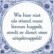 Benza - Delfts Blauwe Spreukentegel - Wie hier niet als vriend hier binnen huppeld