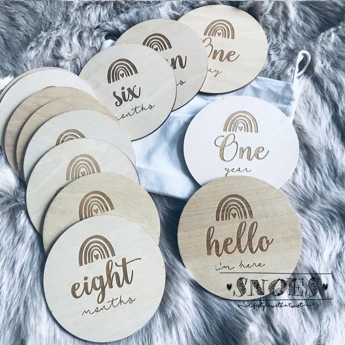 Snoes * Houten Mijlpaalkaarten* Regenboog * Bijzondere baby mijlpalen Set Regenboog. Rainbow Baby Milestone cards * Baby shower* Geboorte * Gender reveal Kado Cadeau *  Mijlpaalkaart Hout 10 cm