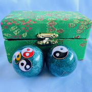 Meridiaankogels met groene 4 Yin Yang in 1 motief 3.5cm van cloisonne (een techniek van emailleren)