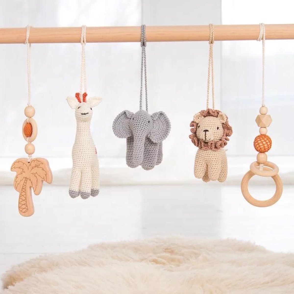 Babygym Houten Baby Speelgoed Vanaf 0 Jaar - Kraamcadeau - Veilig - Ce Gecertificeerd - Houten speelgoed - 5 Hangers - Gehaakt - Babyshower Cadeau - Hout - Verschillende kleuren - Olifant - Leeuw - Giraffe - Palmboom - Baby Gym - Baby Rek