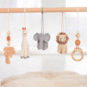 Babygym Houten Baby Speelgoed Vanaf 0 Jaar - Kraamcadeau - Veilig - Ce Gecertificeerd - Houten speelgoed - 5 Hangers - Gehaakt - Babyshower Cadeau - Hout - Verschillende kleuren - Olifant - Leeuw - Giraffe - Palmboom - Baby Gym - Baby Rek