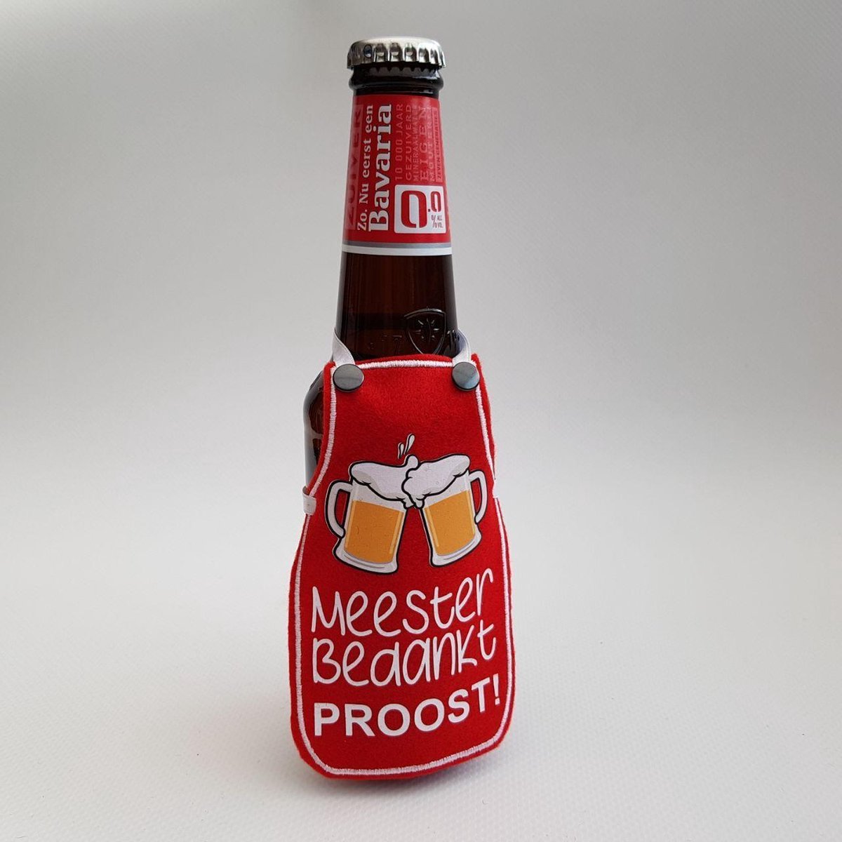 Rood schortje voor bierfles met "Meester bedankt. Proost!" - biertje