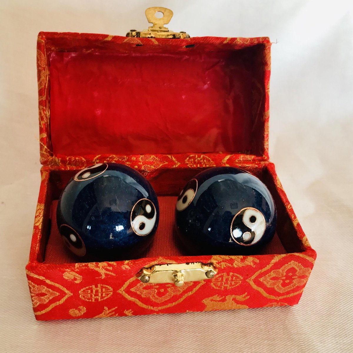 Meridiaankogels met blauw Yin Yang  motief 3.5cm van cloisonne (een techniek van emailleren)