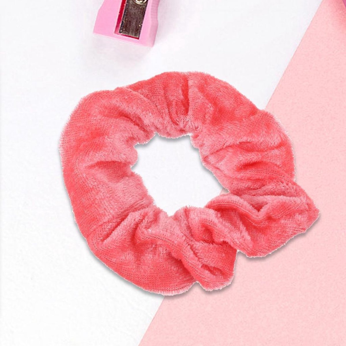 IRSA Scrunchie Velvet Strawberry  - haarwokkel - Haarelastiek - Haaraccessoire (1 stuk)