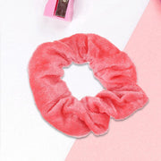IRSA Scrunchie Velvet Strawberry  - haarwokkel - Haarelastiek - Haaraccessoire (1 stuk)