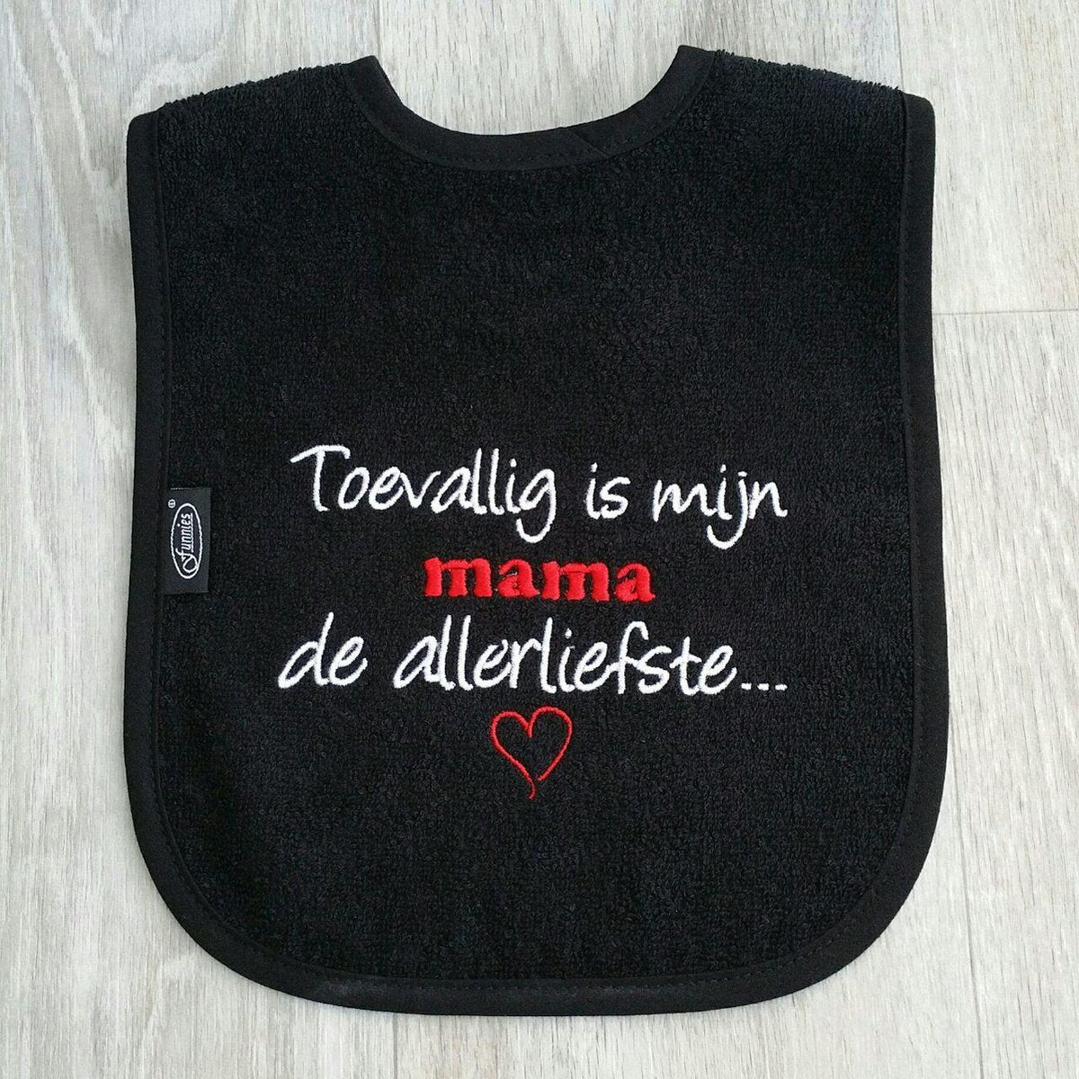 Zwarte slab met "Toevallig is mijn mama de allerliefste"