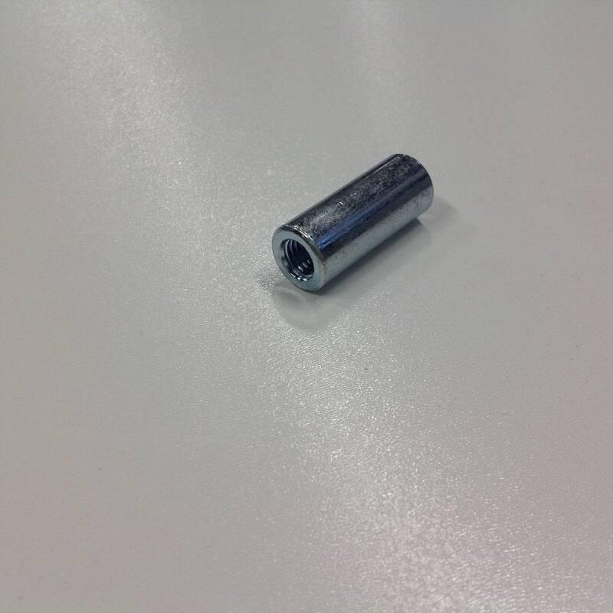 Verbindingsmoer M8 2x rechtse draad / 5 stuks