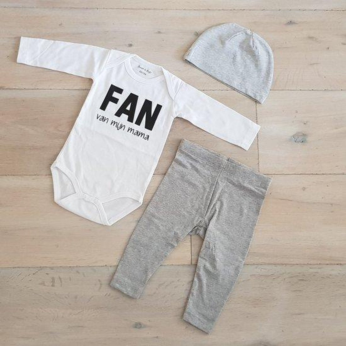 Baby cadeau geboorte unisex jongen of Meisje Setje 3-delig newborn | maat 62-68 | grijs mutsje en broekje en romper lange mouw wit met zwarte tekst fan van mijn mama | Bodysuit | pakje | Kraamcadeau