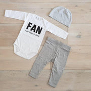 Baby cadeau geboorte unisex jongen of Meisje Setje 3-delig newborn | maat 62-68 | grijs mutsje en broekje en romper lange mouw wit met zwarte tekst fan van mijn mama | Bodysuit | pakje | Kraamcadeau