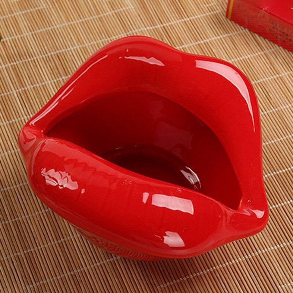 BaykaDecor - Asbak Rode Lippen - Keramische Asbak - Pinup Stijl - Woondecoratie - Geschenk - Voor Binnen en Buiten - Rood - 12 cm