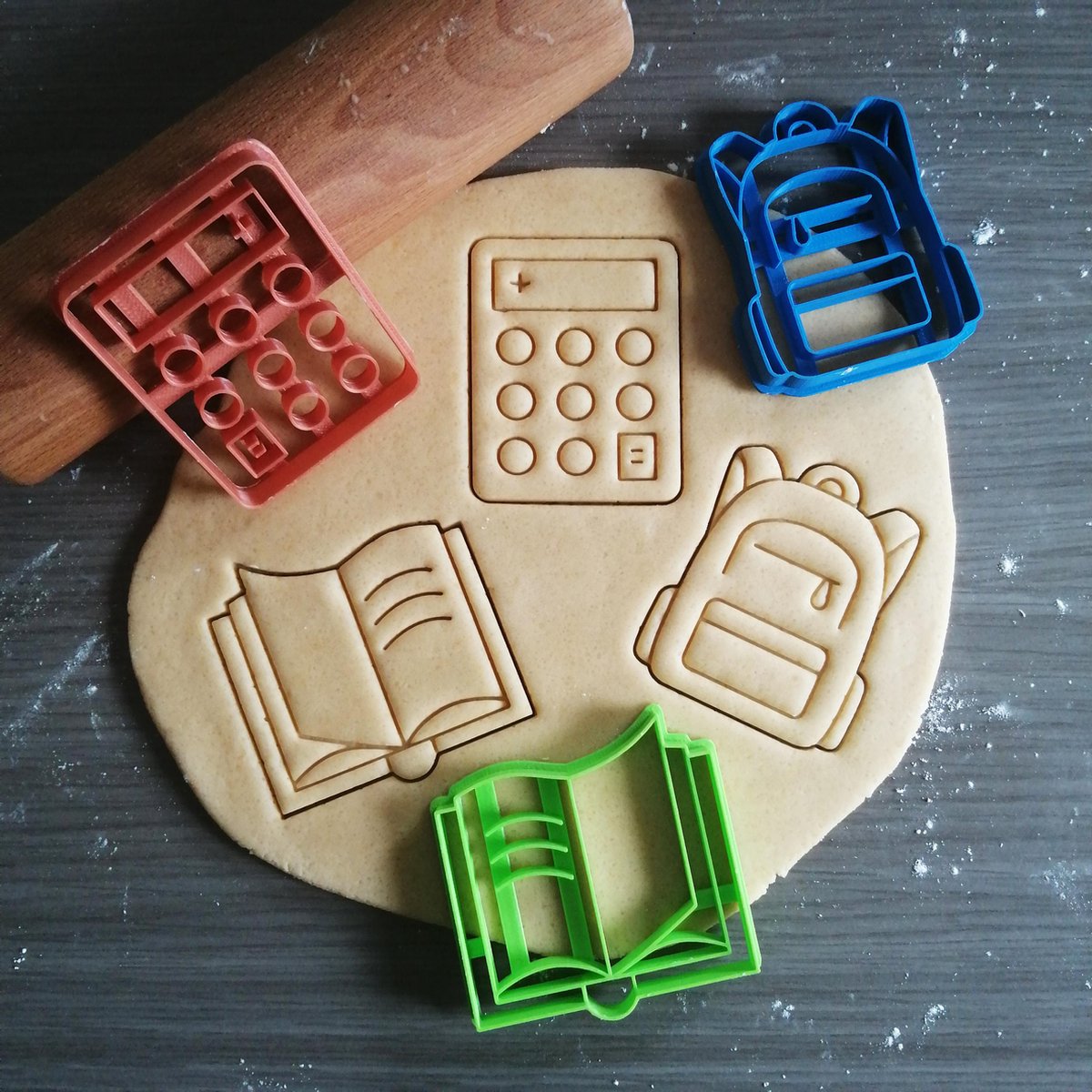 Koekjesvorm |3-delige set | School - Schoolgerief | Rugzak - Boek - Rekenmachine | Cookie cutter | Uitsteekvorm | Bakvorm | 8cm
