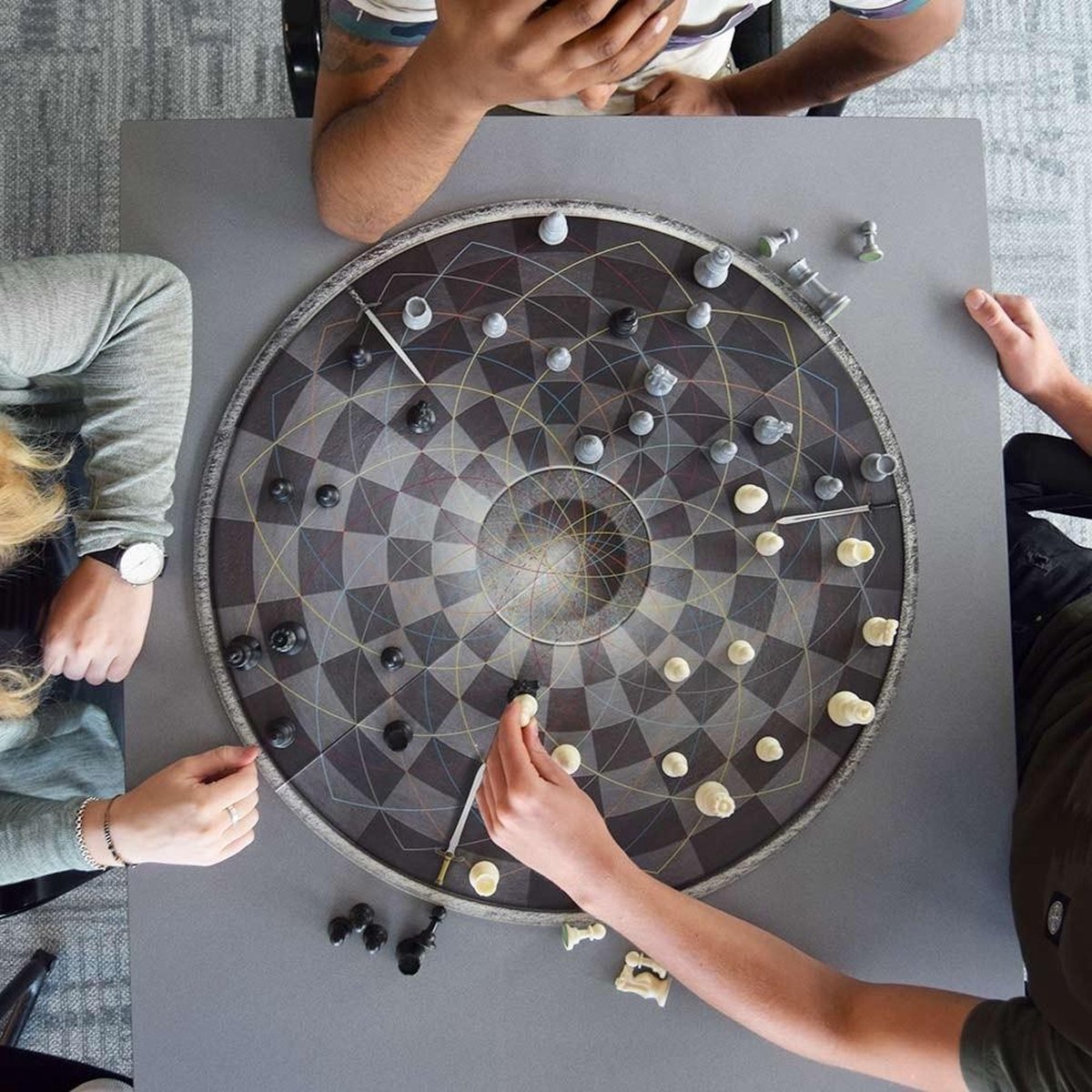 MikaMax Chess For Three - Bordspel - Schaakbord voor 3 Personen - Schaakset - Schaakspel - ø 55CM