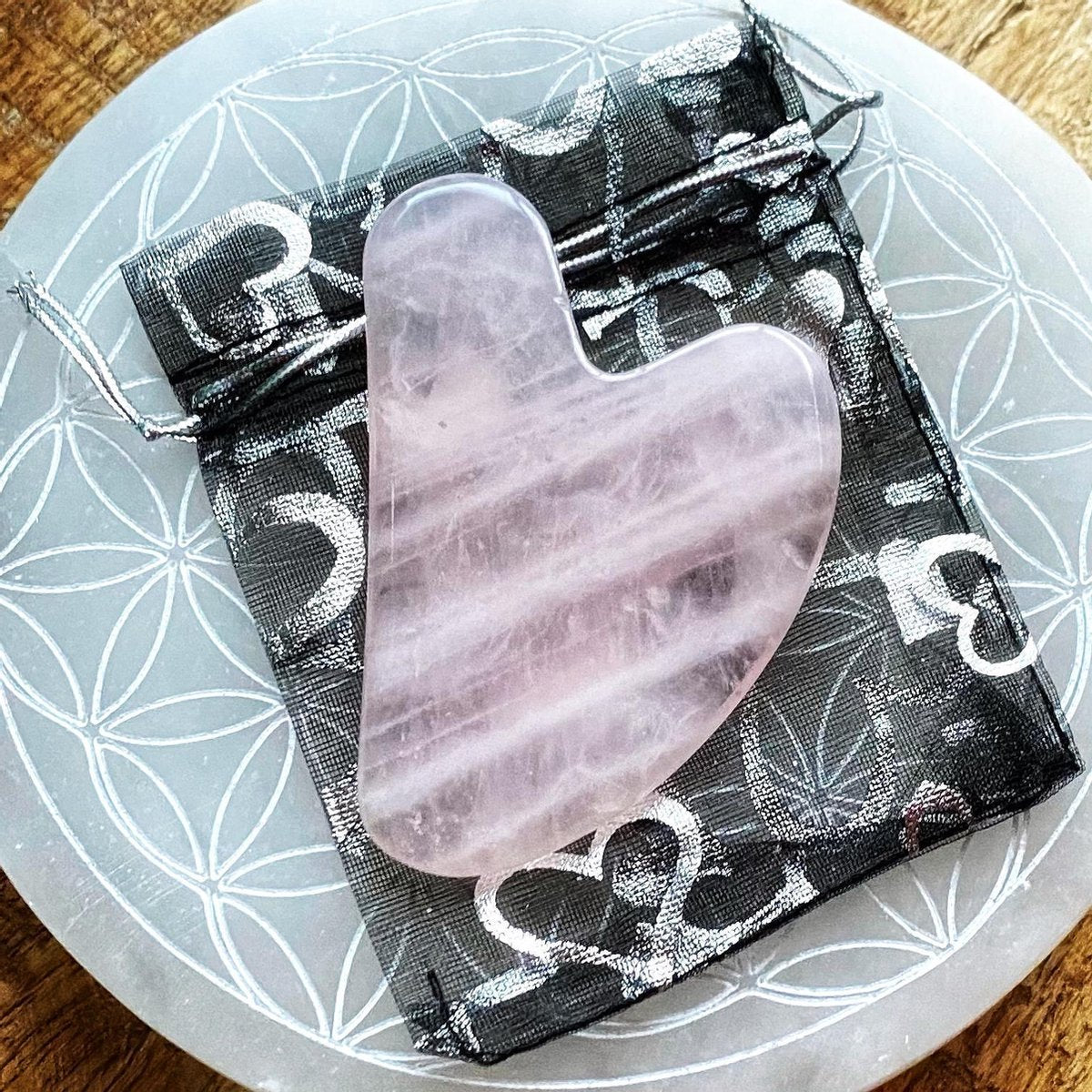 Gua Sha massage steen - 100% Rozenkwarts - 8 cm. groot inclusief tasje