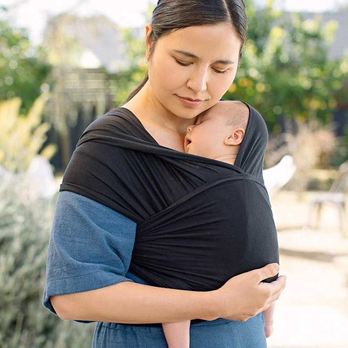 Ergobaby Aura Pure Black baby draagdoek