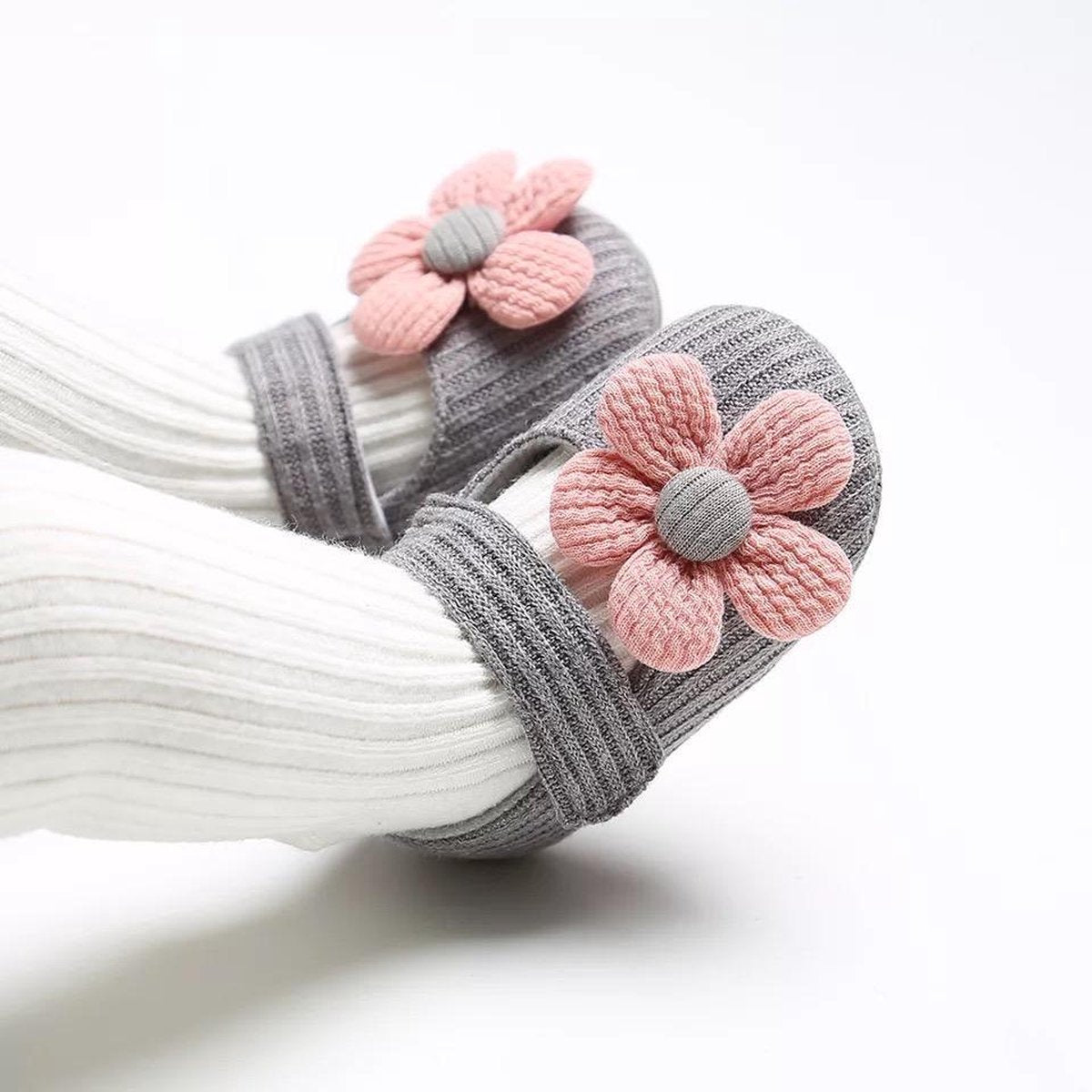 Newborn babyschoentje grijs met bloem - roze - schattig - bloemetje - slofje - schoen - kraamkado - antislip - hip - kraamgeschenk - kraamcadeau