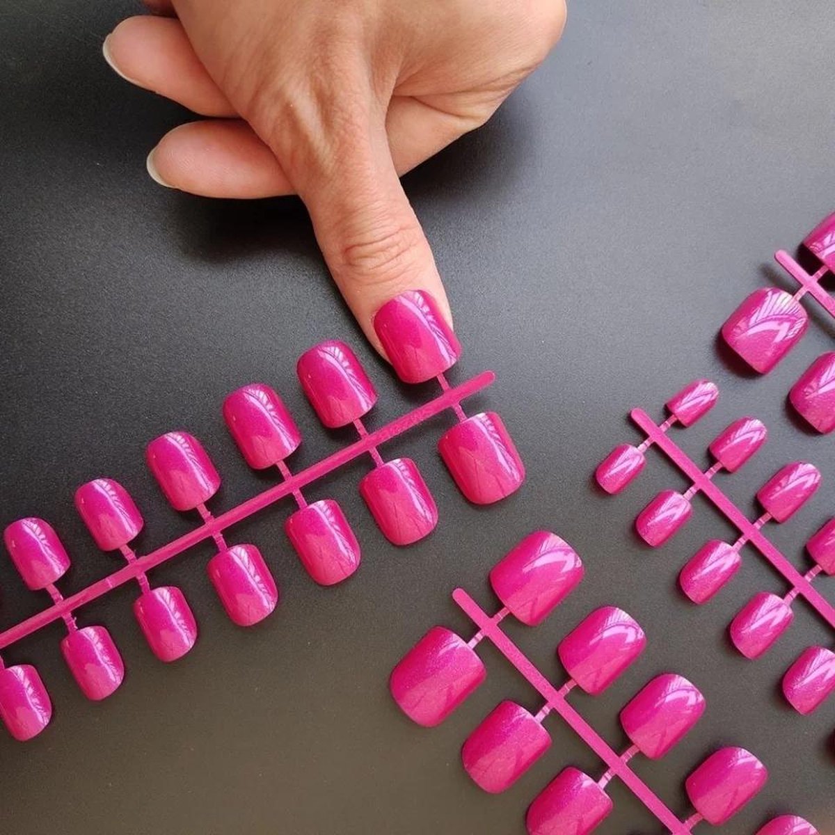 2 setjes Nepnagels -  48 stuks – glitter – rozen rood / donker roze - inclusief plakstickers! - verschillende maten - plaknagels Sparkolia kunstnagels –  nep nagels