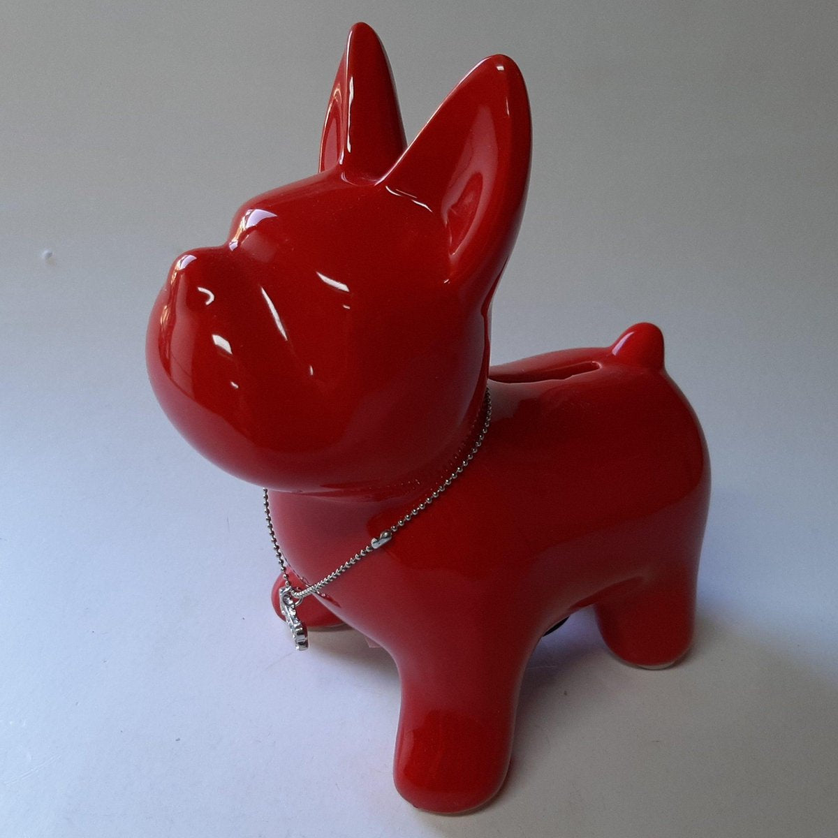 Spaarpot hond terriër met kettinkje om in rood