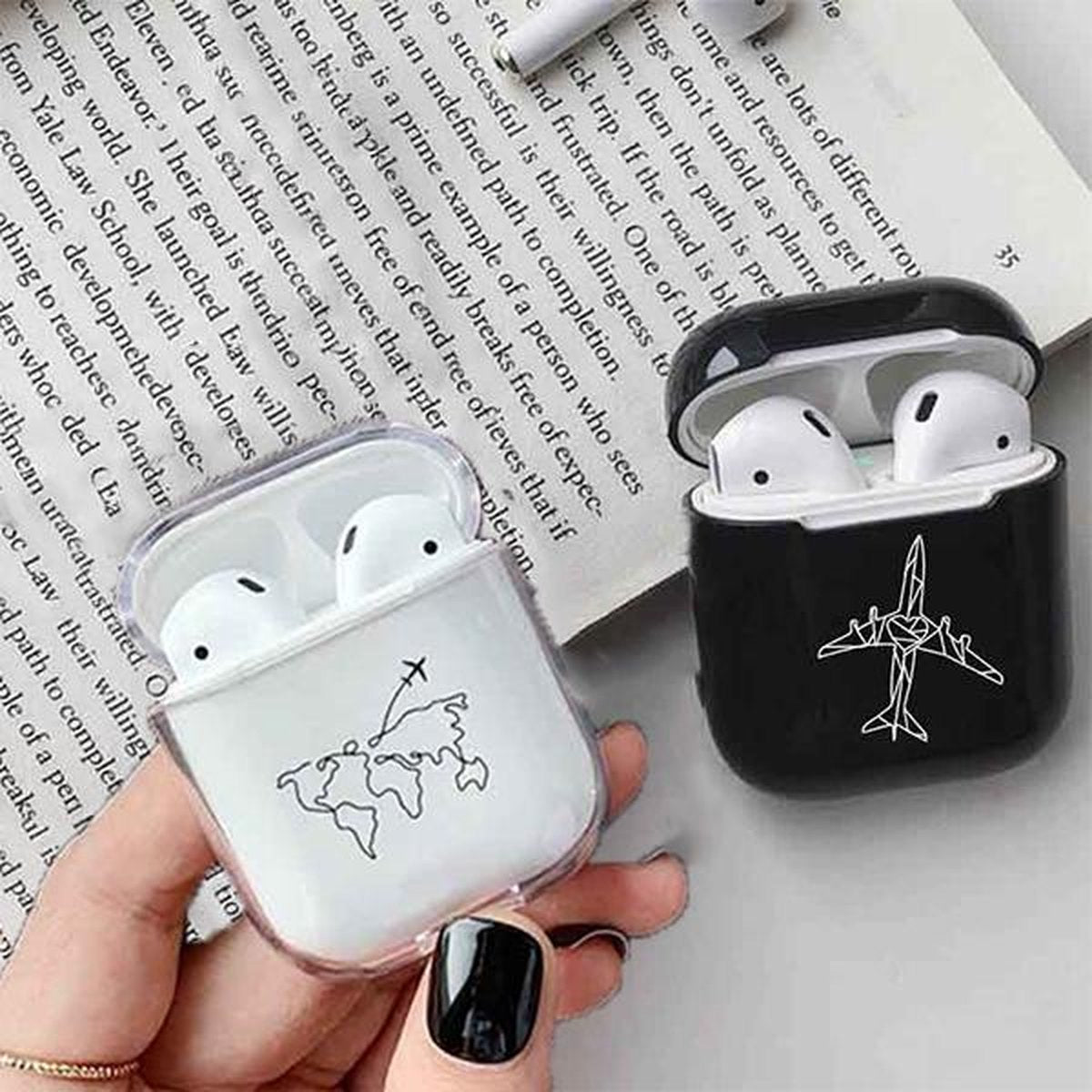 Reismonkey Airpods Hoesje Vliegtuig - Stevige Airpods Case - Zwart - voor Airpods 1/2 - Schokbestendig - Reiscadeau - Cadeau voor een reiziger