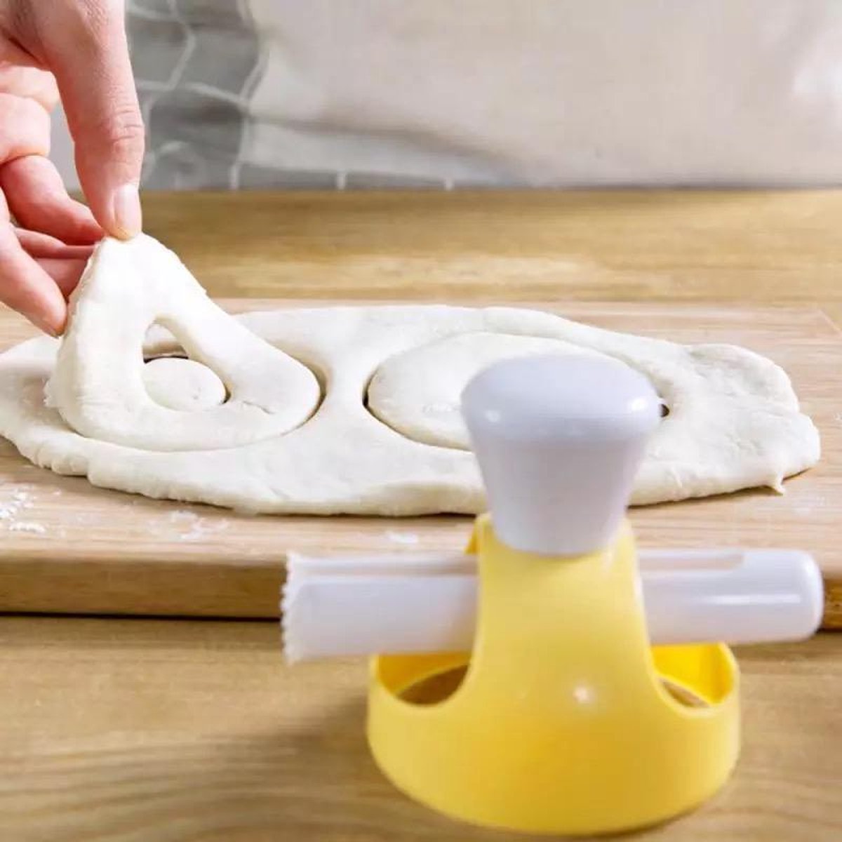Ballinger - Donut maker - Donutvorm - Donut bakvorm - Donut - Keukengerei - Donuts maken - Koken en bakken - Makkelijk donuts maken - Vaatwasser bestendig - Inclusief tang