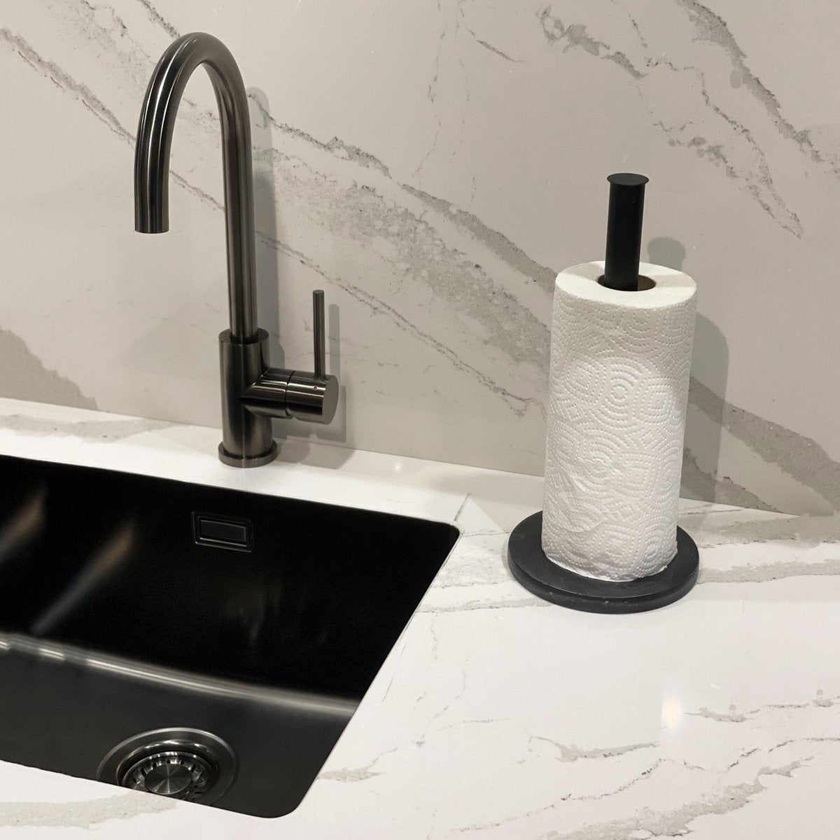 Keukenrolhouder Noé | Met anti-slip |Marmer Zwart | Rond|Keukenrolhouder Staand met Marmeren Voet | Metalen Buis Goud| Keukenpapier | Met verzwaarde voet | Aanrecht | Kitchenpaper holder | Keukenbenodigdheden | Keukenaccessoires | Kitchen roll holder