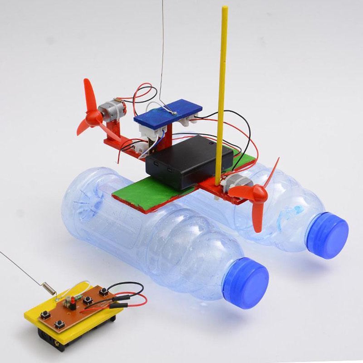 DIY Remote Control plastic bottle boat toy LEGO TECHNIC STYLE / DIY plastic flessenboot speelgoed met afstandsbediening / Jouet de bateau bouteille en plastique télécommandé bricolage