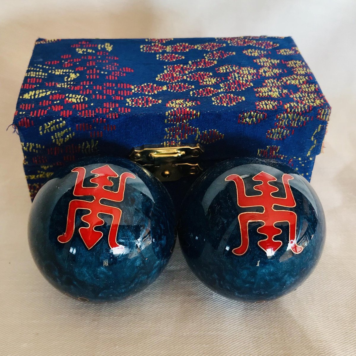 Meridiaankogels met blouwe 'lang leven' motief 4.5cm van cloisonne (een techniek van emailleren)