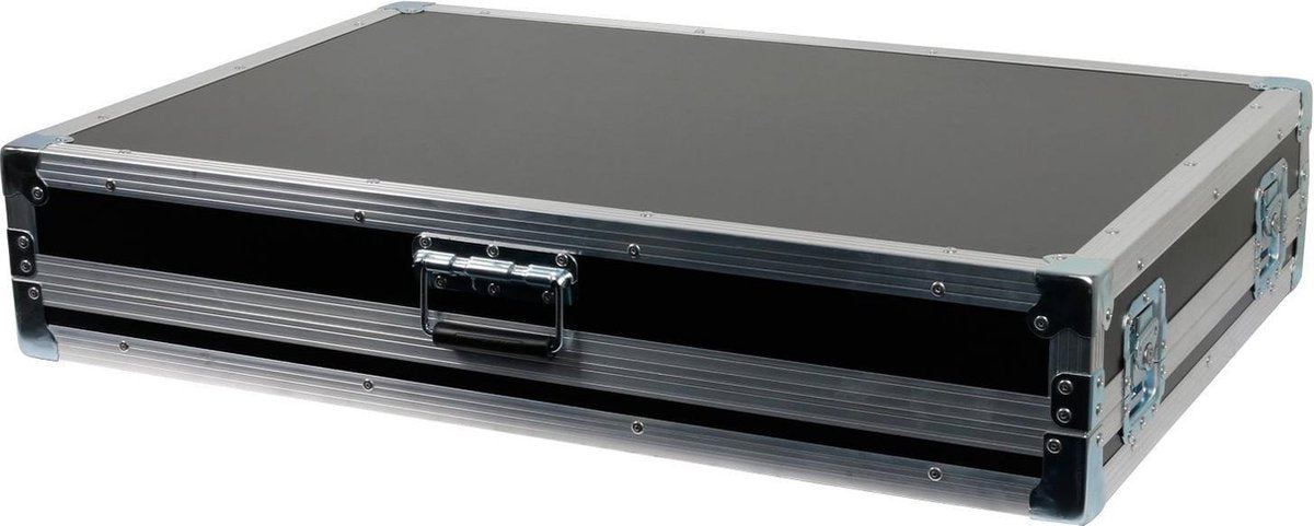 Met deze case kun je veilig je PA mixer of andere apparatuur met je meenemen. De case is gevuld met schuim dat je zelf op maat kunt maken en bevestigen met een klittenbandstrip. Deze XL versie is 900 x 600 x 150 mm groot.