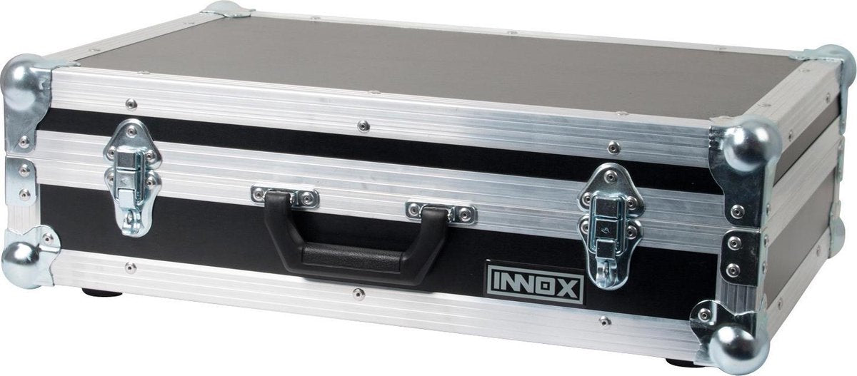 Innox FCFLEX2 flightcase met plukschuim. De bruto binnenmaat is 585 x 385 x 145 mm en de buitenmaat is 625 x 425 x 185 mm.
