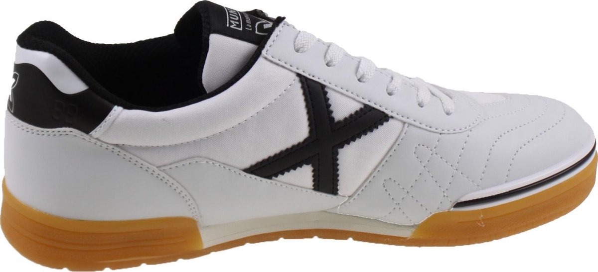 Munich g3 zaalvoetbalschoen in de kleur wit/zwart.