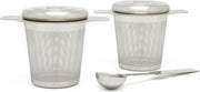 Twee theefilters met theemaatlepel