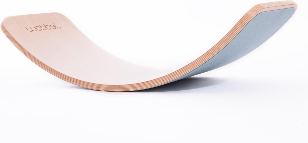 Wobbel Original Lucht (blauw) - Blank gelakt houten balance board van 90 cm met blauw wolvilt