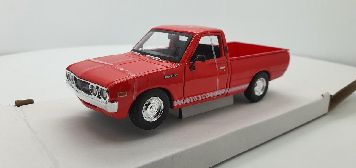 Maisto Datsun 620 PICK UP 1973 Special Edition rood schaalmodel 1:24