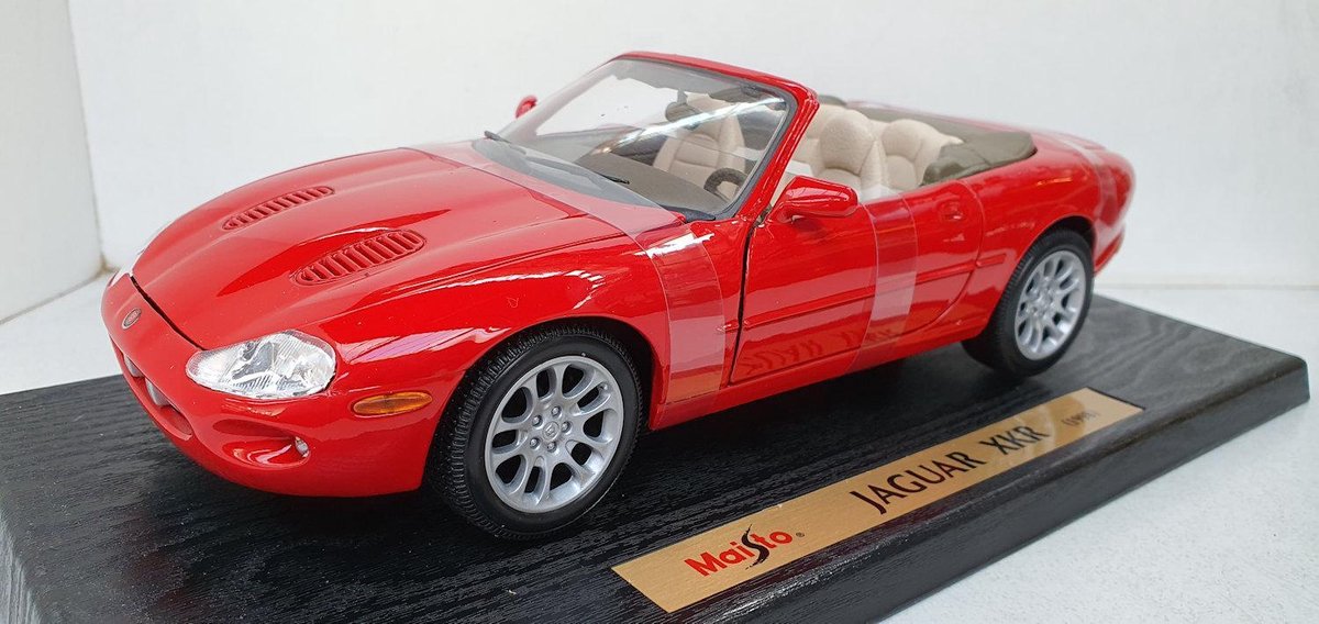 Maisto Jaguar XKR 1998 Rood 1:18