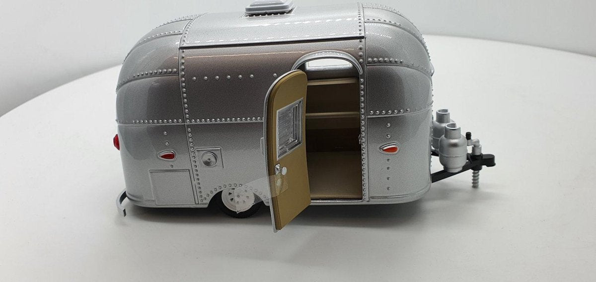 Caravan Airstreamer type 16'Bambi 1:24 GreenLight