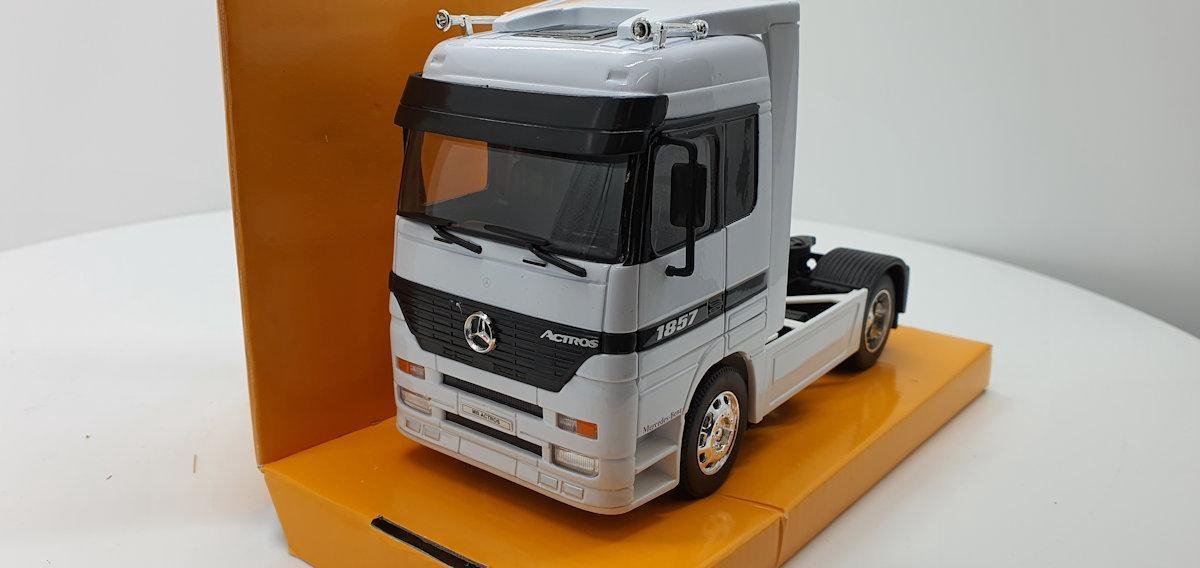 Mercedes Actros weiss
