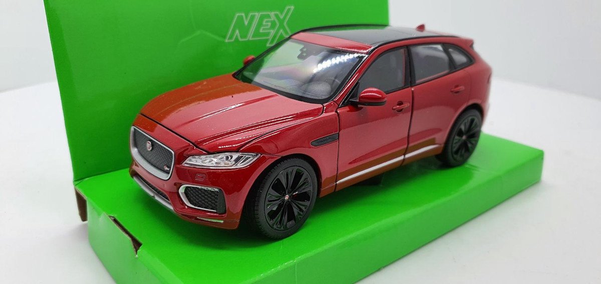 Jaguar F-Space 2016 Red