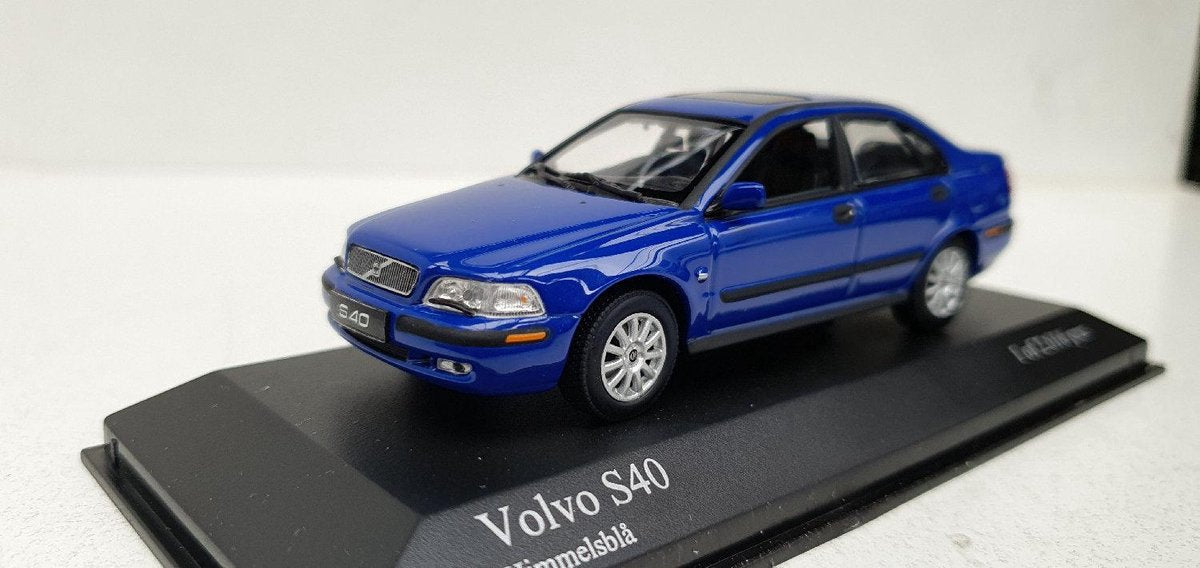 Minichamps Volvo S40 sedan uit 2000 in de kleur Blauw
